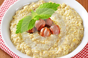 Oatmeal porridge with hazelnuts