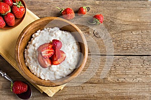 Oatmeal Porridge with Strawberries