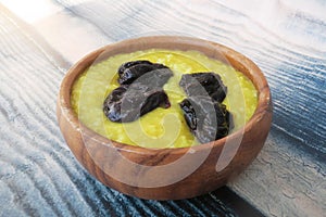 Oatmeal with turmeric and prunes