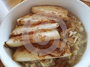 Oats with apple and cinnamon