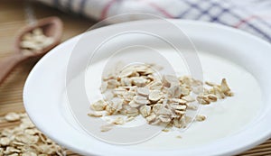 Oats with fresh yogurt