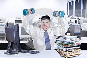 Obesity businessman working while workout 1