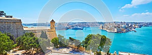 Observe Grand Harbour of Valletta from St Peter and Paul bastion