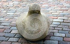 obstacle in form of stone pigeons to obstruct passage of vehicle