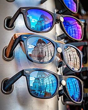 Occhiali sunglasses da sole che riflettono la cattedrale santa maria del fiore piazza della signoria firenze florence photo