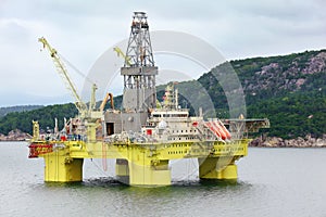 Ocean offshore oil rig drilling platform off