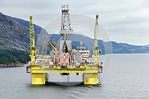 Ocean offshore oil rig drilling platform off