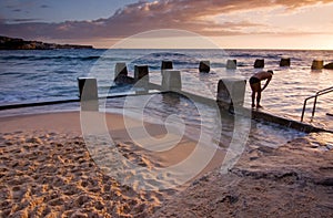 Océano amanecer nadar piscina bano sobre el Playa 