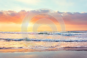 Océano ola sobre el Playa sobre el atardecer el sol rayos 