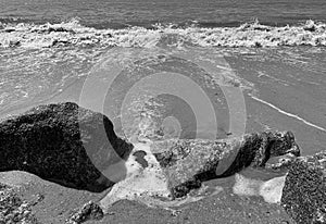 an ocean wave in black and white