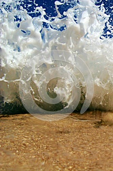 Oceano onda schizzi sul Spiaggia 