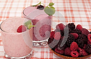 Ð¡ocktail of banana with frozen blackberries and yogurt.