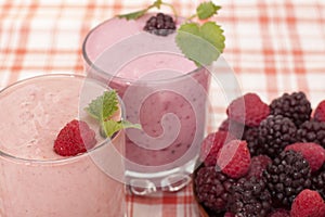 Ð¡ocktail of banana with frozen blackberries and yogurt.