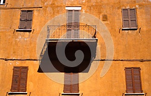 Ocre facade with balcony and shadow