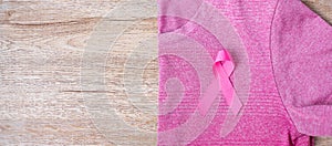 Říjen prsa rakovina povědomí měsíc růžový stuha na růžový košile podporující lidé žijící a nemoc. zdravotní péče 