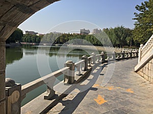 Orilla del río escenario en otono amanecer 2 