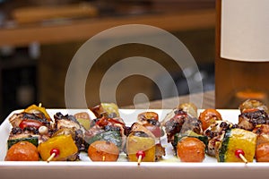 Octopus brochettes with vegetables. Harmonized with rosÃ© wine