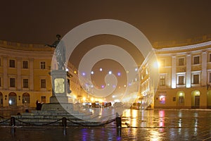 Odesa. Monumento sobre el Duque de en niebla. 