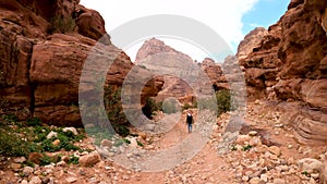 Off-road hiking between the diferents temples aof Petra.