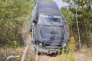 Off-road vehicle brand Nissan overcomes the track