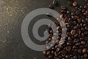 ÃÂ¡offee beans on black background with gold