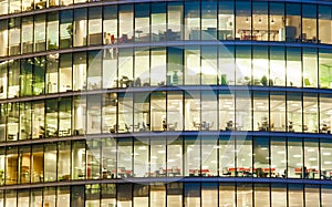 Oficina el edificio por la noche 