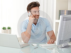Kancelária pracovník chlap počítač a telefón 