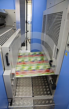 Offset press printing for labels