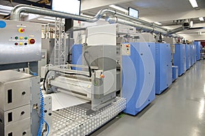 Offset press printing for labels