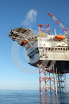 Offshore construction platform