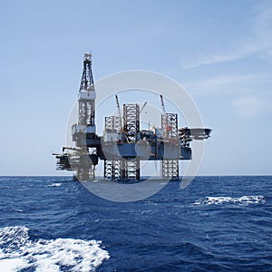 Offshore Jack Up Oil Drilling Rig and The Production Platform