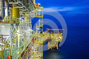 Offshore oil and gas central processing platform and wellhead platform