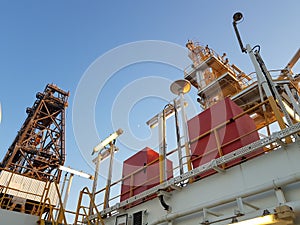 Offshore oil and gas drilling platform