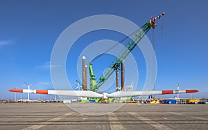 Offshore wind energy supply vessel loading rotor