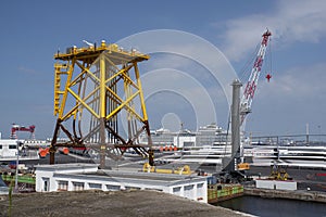 Offshore wind turbine construction platform