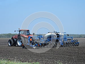 Case 315 tractor pulling a Kinze pivot fold 16 row planter