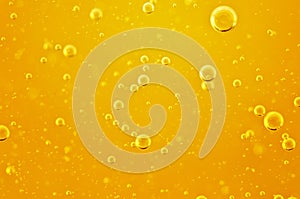 Olej. zlatý kvapalina vzduch bubliny na bielom projekty olej med, šťava 