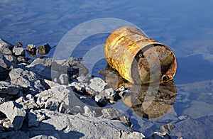 Barel ropy na vodnej nádrži Liptovská Mara