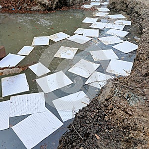 Oil cloths that separate and absorb oil floating on the water surface, for the remediation of oil slicks in groundwater