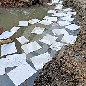Oil cloths that separate and absorb oil floating on the water surface, for the remediation of oil slicks in groundwater photo