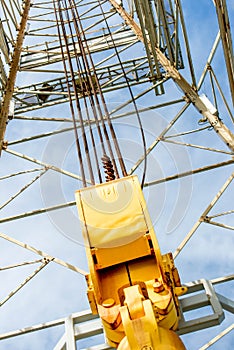 Oil derrick with top drive for ocean drilling