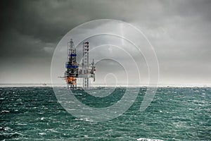 Oil or gas extraction platform in the Nordic countries under the storm