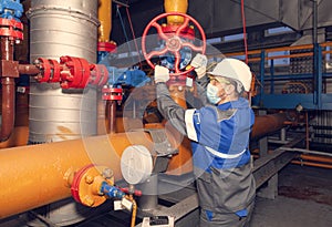 Oil, gas industry. New technology for equipment quality control: The mechanic - the repairman diagnoses equipment using new