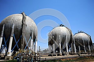 Oil and gas refinery complex