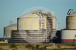 Oil/gas storage tanks and pipes