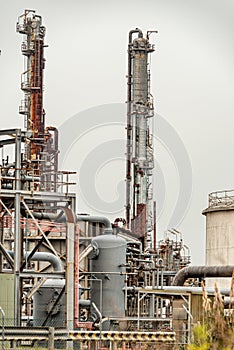 Oil and gas towers for refining gas liquids