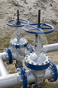 Oil latch on the pipeline