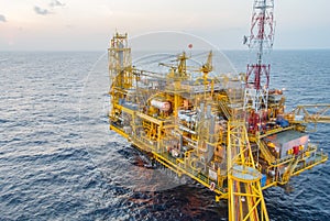 Oil production platform