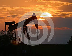 Aceite bomba sobre el atardecer 