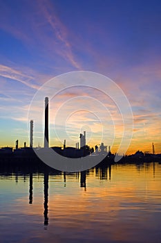 Aceite refinerías sobre el atardecer 